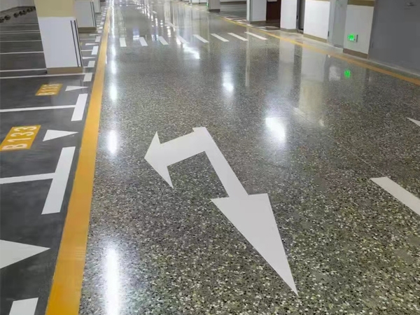 混凝土新型預(yù)置彩石無機(jī)磨石固化劑地坪